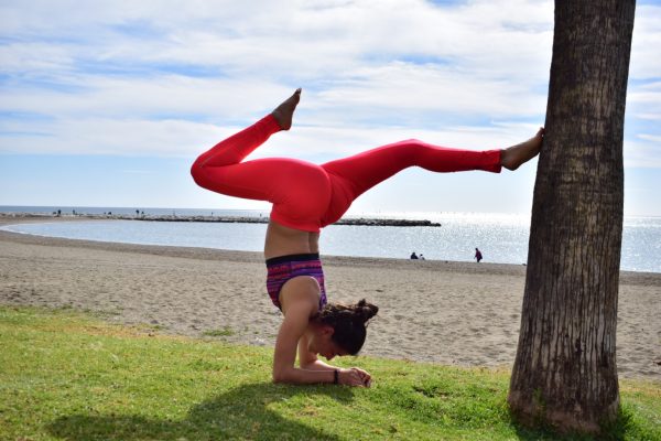 yoga en la playa malaga mtraining