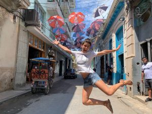 sombrillas paraguas calle lamparilla habana vieja
